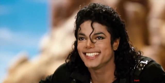 迈克杰克逊的脸是怎么从黑变白的呢？漂白？白癜风？晒伤？