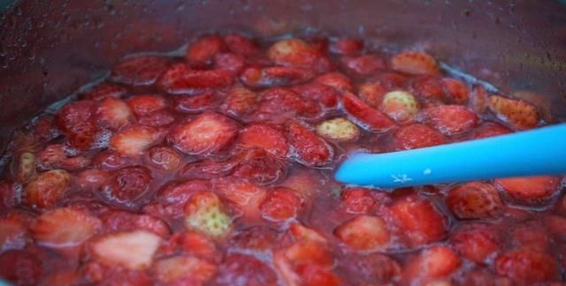 做草莓酱，直接上锅熬是“大忌”，正宗的味道和口感离不开这一步