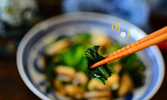 菠菜与淡菜一起凉拌，海鲜蔬菜都有了，酸甜可口真开胃