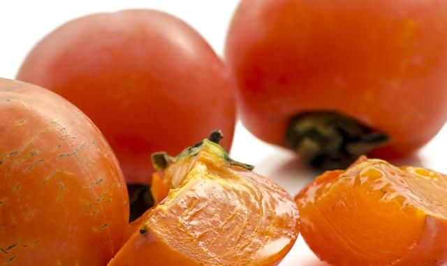有的柿子吃起来很涩，有啥好办法能让柿子脱涩？看这几个方法行不