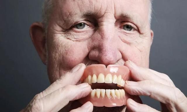「口腔视界」如何使用水牙线，这些小技巧送给你
